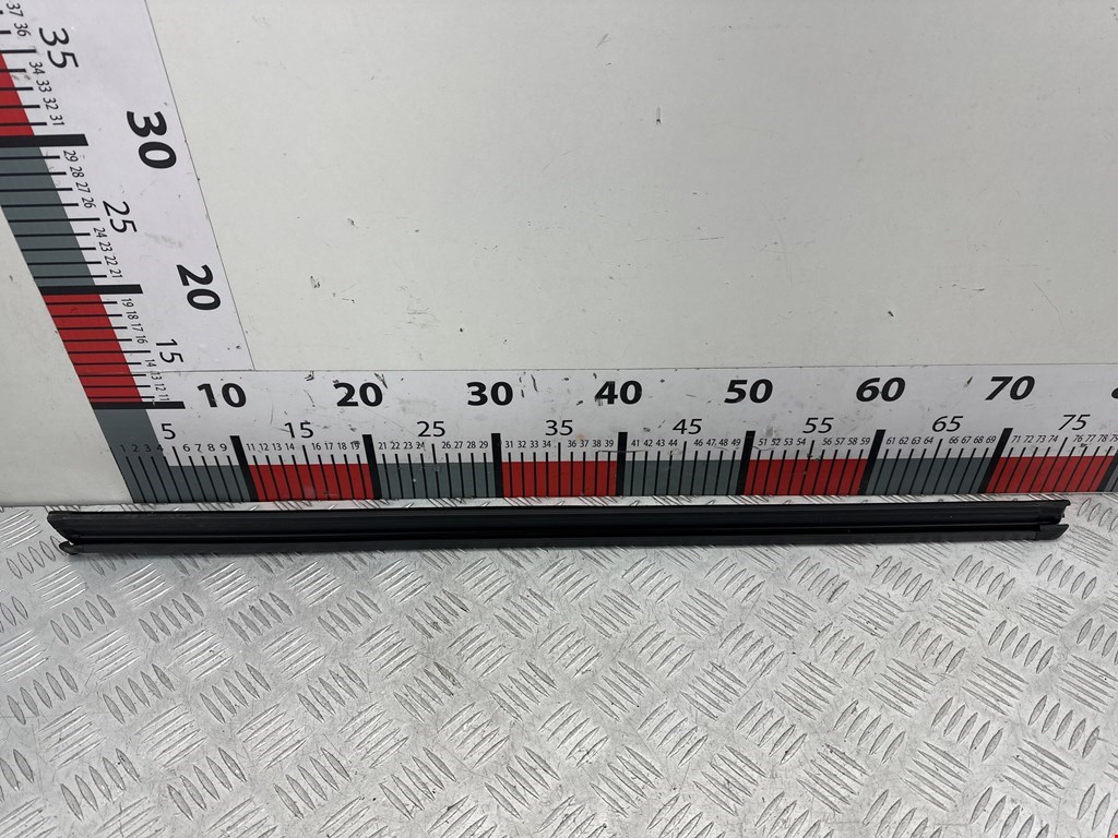 Уплотнитель стекла двери Volkswagen Tiguan 1 (2007-2016)