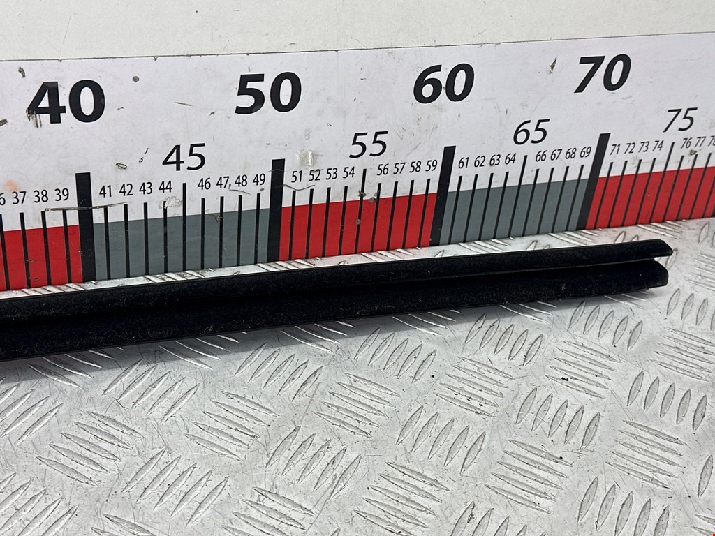 Уплотнитель (внутри) TESLA Model S I 2012-н.в.