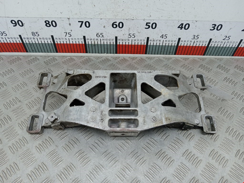 Кронштейн (крепление лапа траверса) кпп Jaguar XF (X250) (2007-2015)