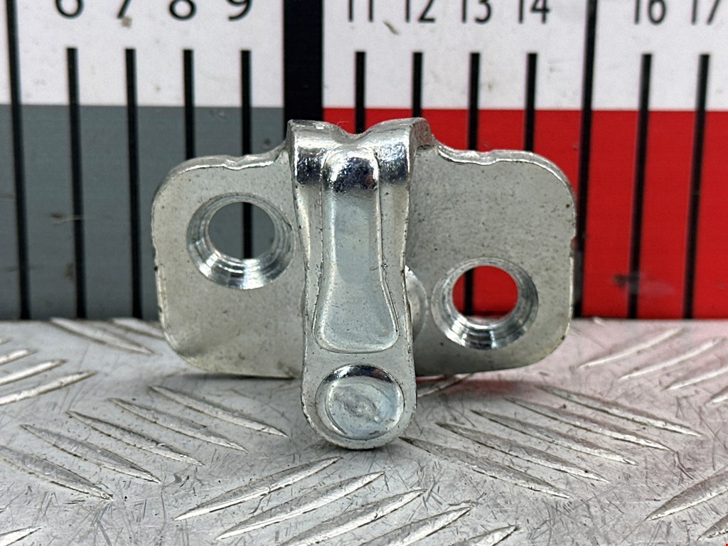 Скоба замка двери задней (ответная часть) Tesla Model S (2012-2023)