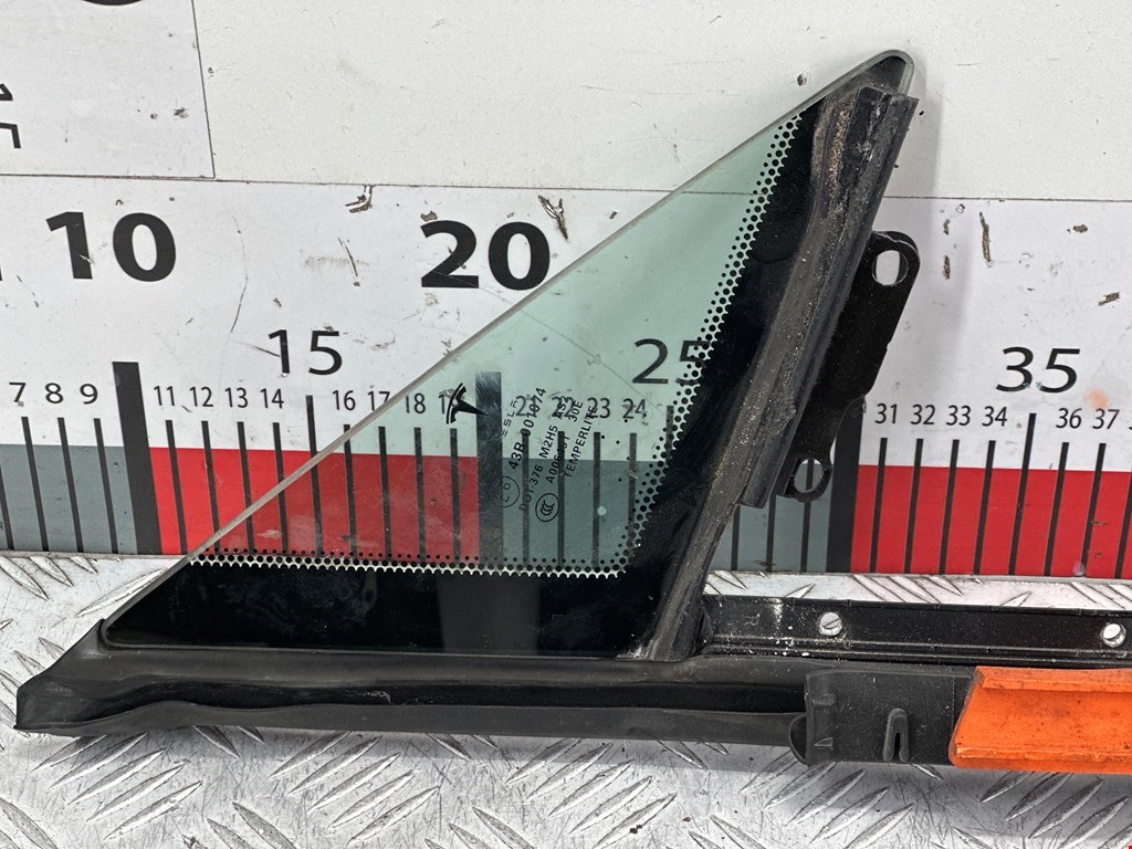 Стекло двери передней правой (форточка) TESLA Model S I 2012-н.в.