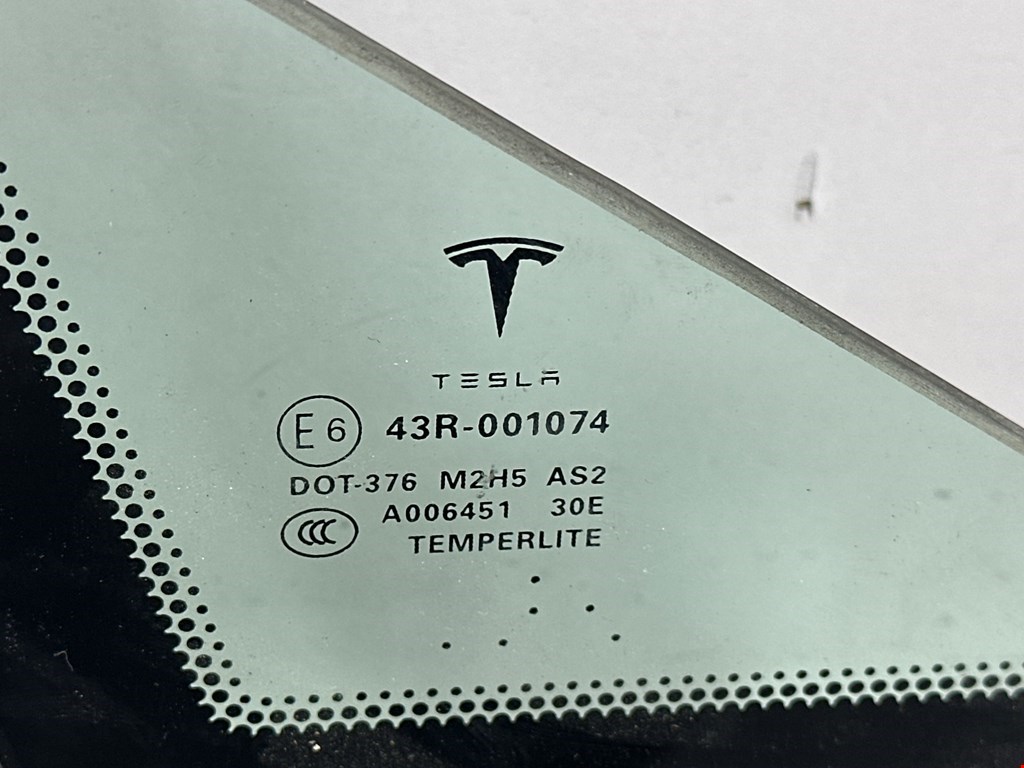 Стекло двери передней правой (форточка) TESLA Model S I 2012-н.в.