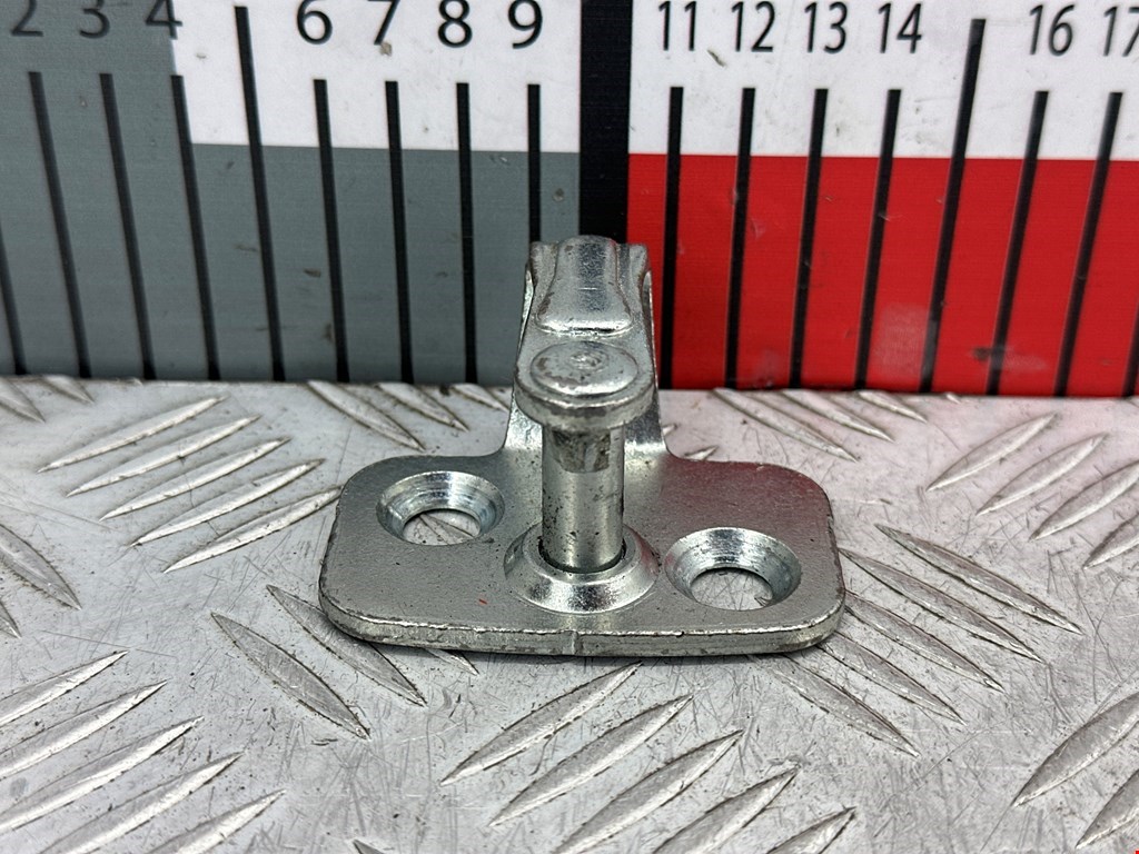 Скоба замка двери задней (ответная часть) Tesla Model S (2012-2023)