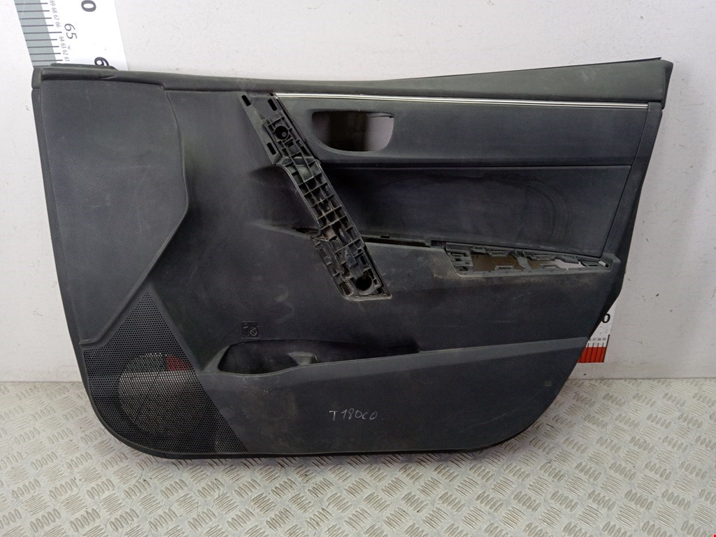 Обшивка двери передняя правая TOYOTA Corolla E160/E170 2013-н.в.
