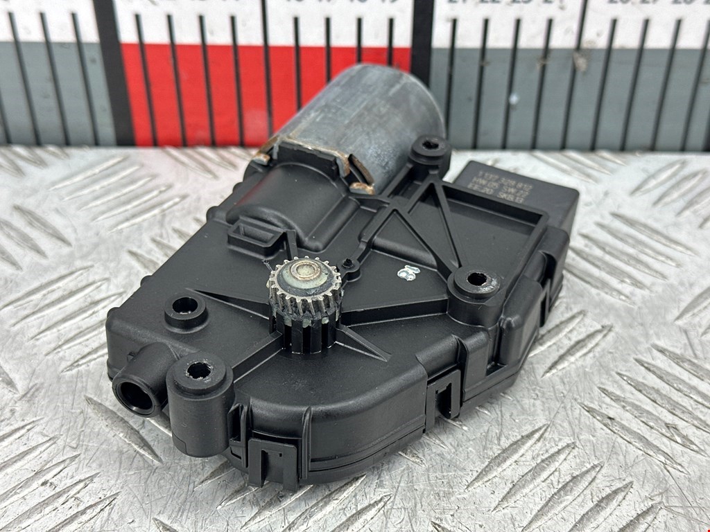 Моторчик люка (мотор двигатель электролюка) VOLKSWAGEN Tiguan 2007-2018