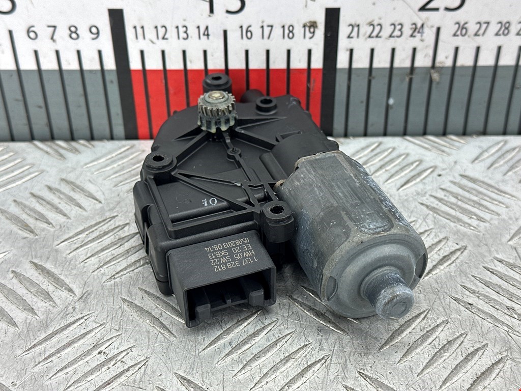 Моторчик люка (мотор двигатель электролюка) VOLKSWAGEN Tiguan 2007-2018