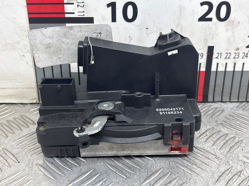 Замок двери передней правой Opel Vivaro A (2001-2014)