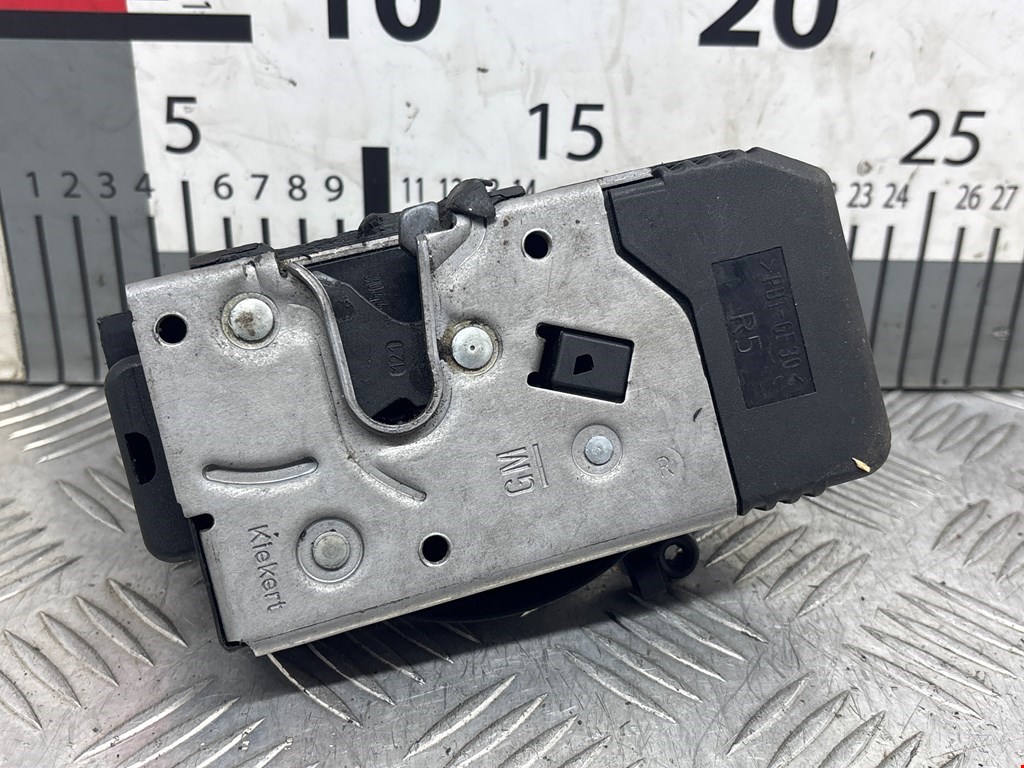 Замок двери передней правой OPEL Vivaro A 2001-2014