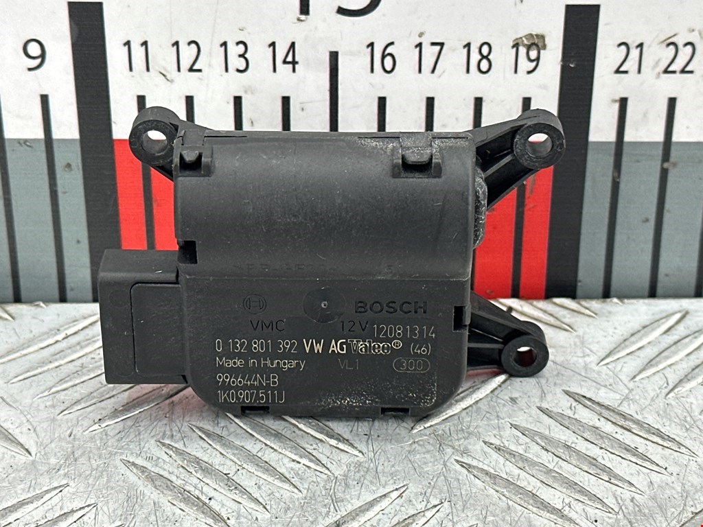 Сервопривод (электропривод моторчик привода) заслонки печки Volkswagen Tiguan 1 (2007-2016)