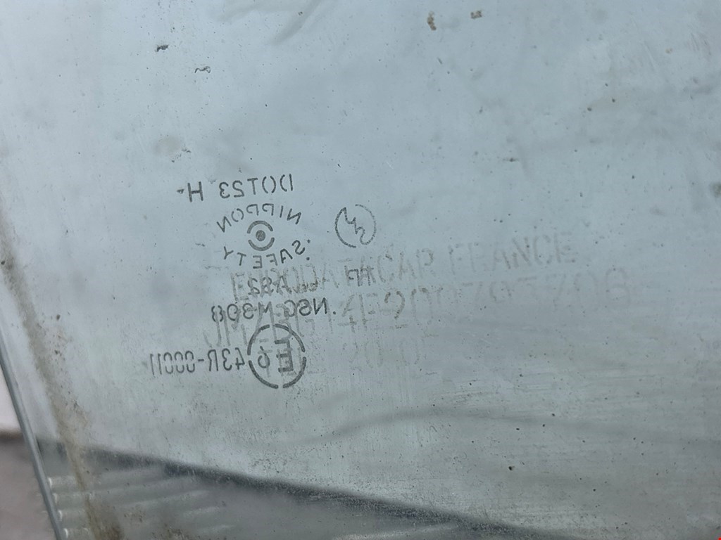 Стекло двери переднее правое MAZDA 323 BG 1989-1995