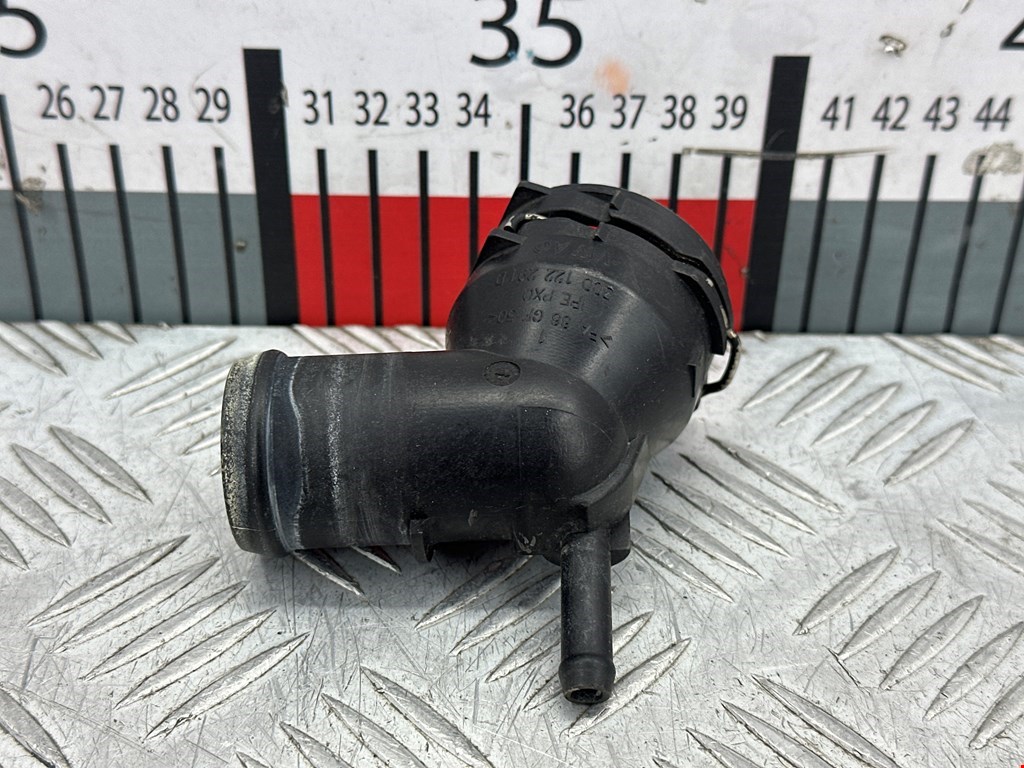 Фланец (штуцер системы охлаждения тройник) Audi A3 8P (2003-2013)