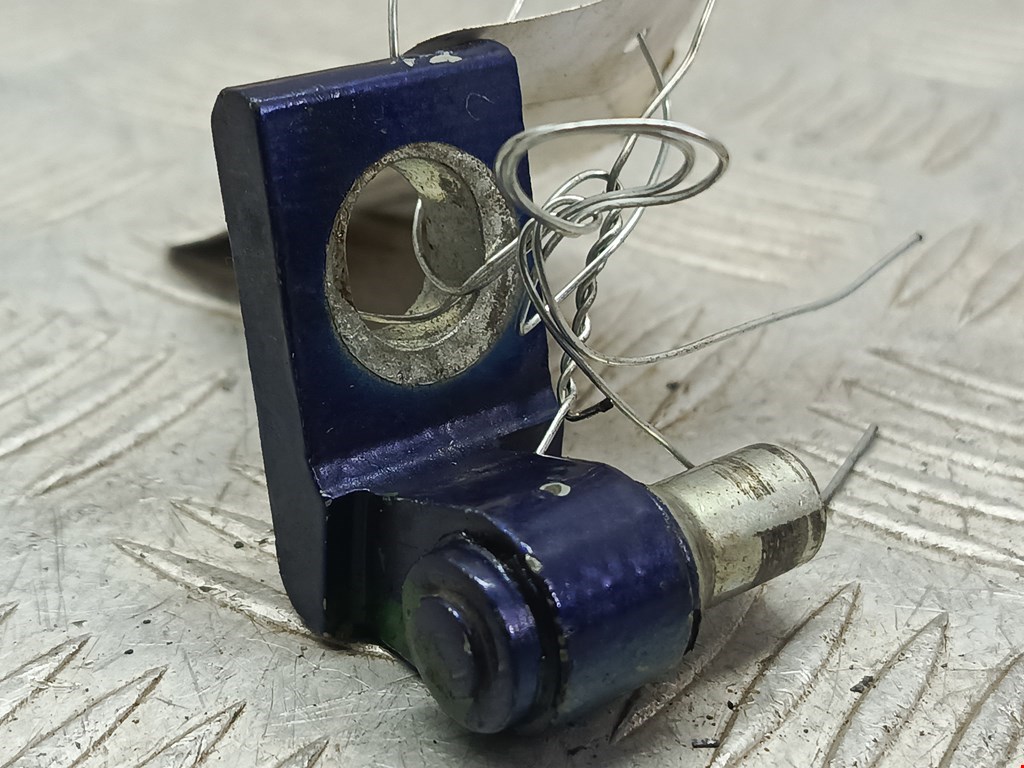 Петля двери передней правой Volkswagen Passat 6 (2005-2010)