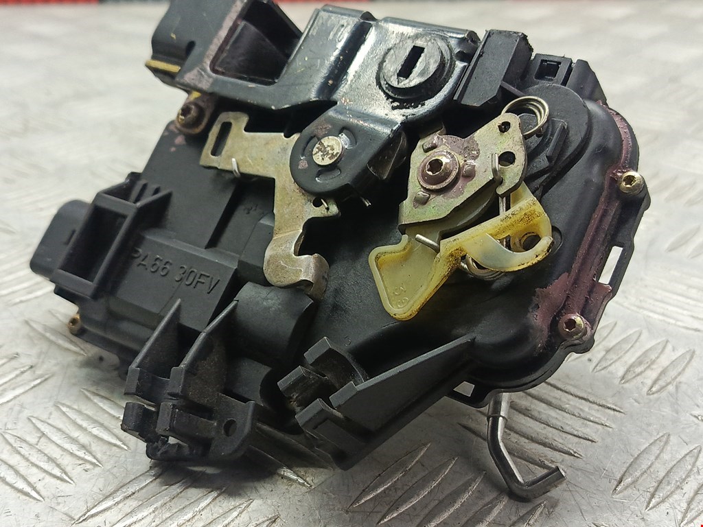 Замок двери задней левой AUDI A6 C5 1997-2004