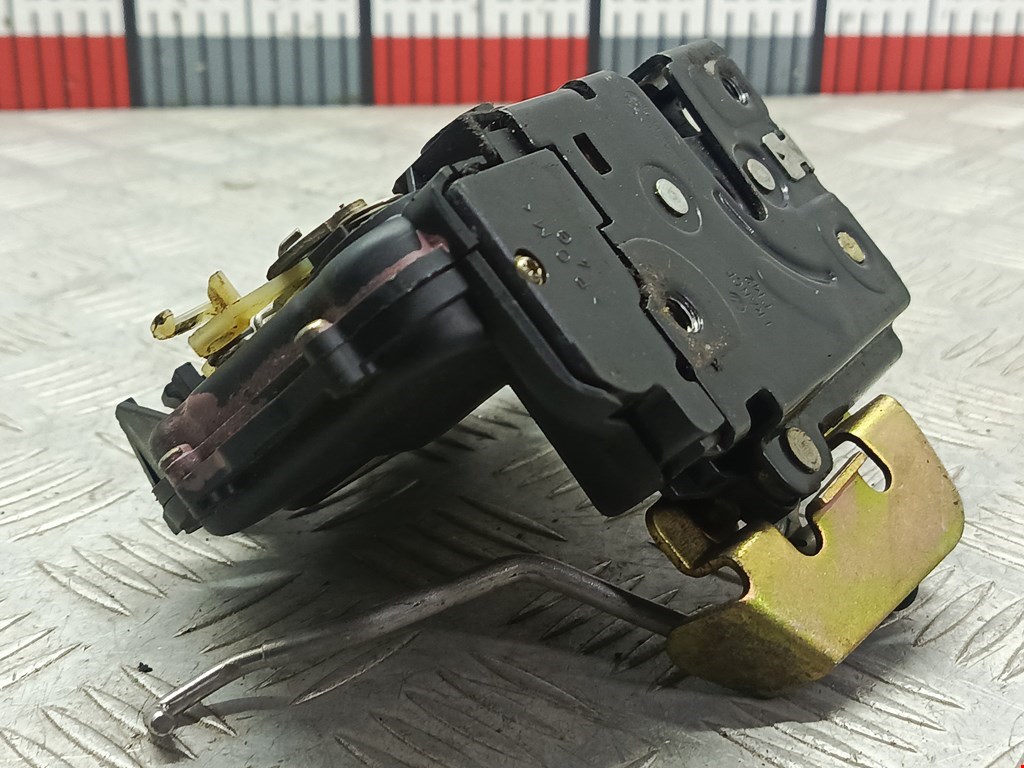 Замок двери задней левой AUDI A6 C5 1997-2004