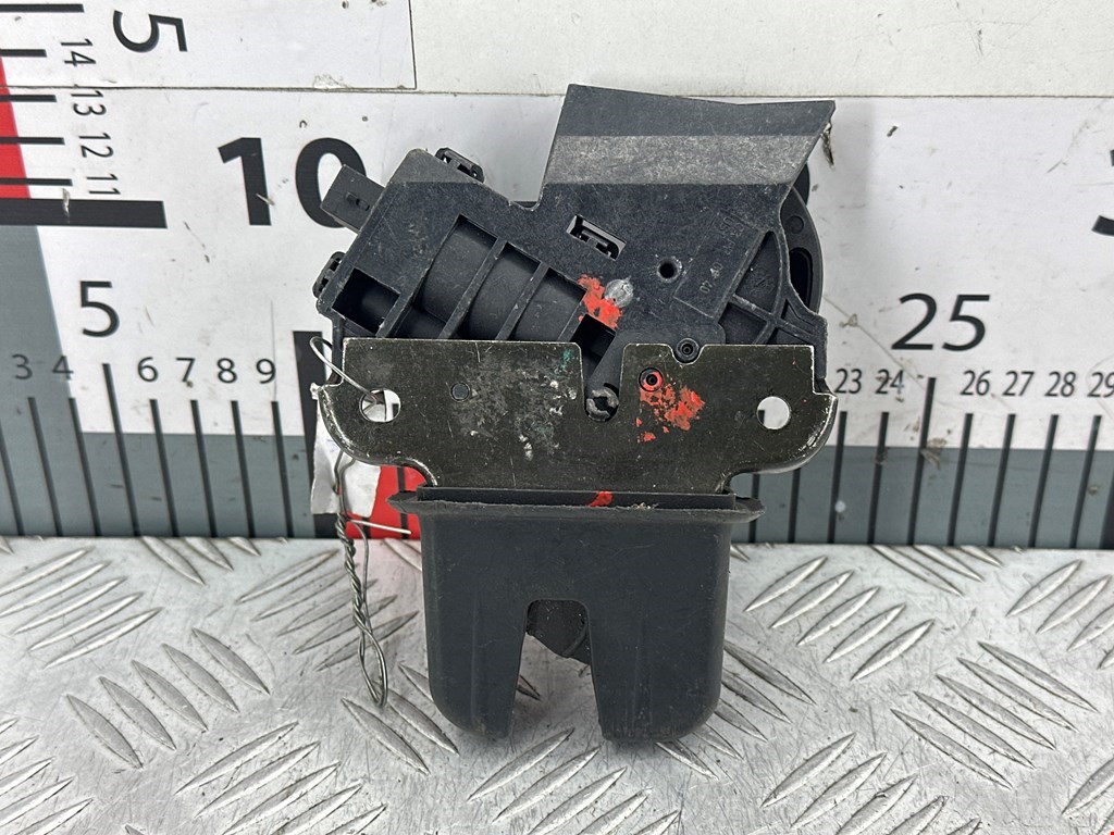 Замок багажника (крышки двери) AUDI A8 D3 2003-2010