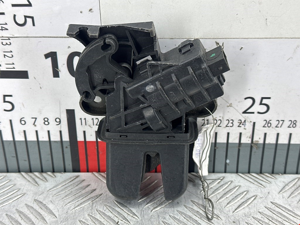 Замок багажника (крышки двери) AUDI A8 D3 2003-2010