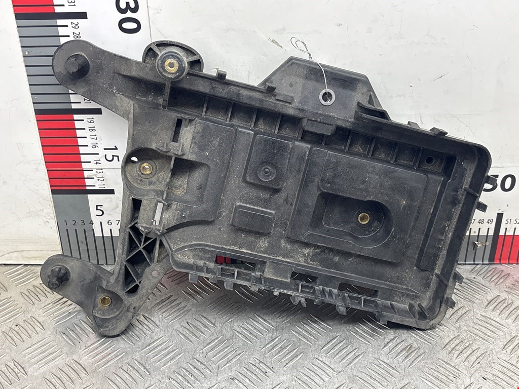 Крепление (корпус) аккумулятора Volkswagen Tiguan 1 (2007-2016)