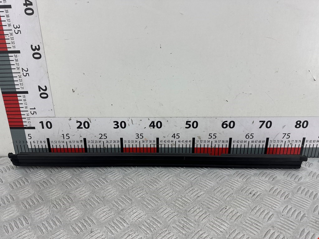 Уплотнитель стекла двери Volkswagen Tiguan 1 (2007-2016)