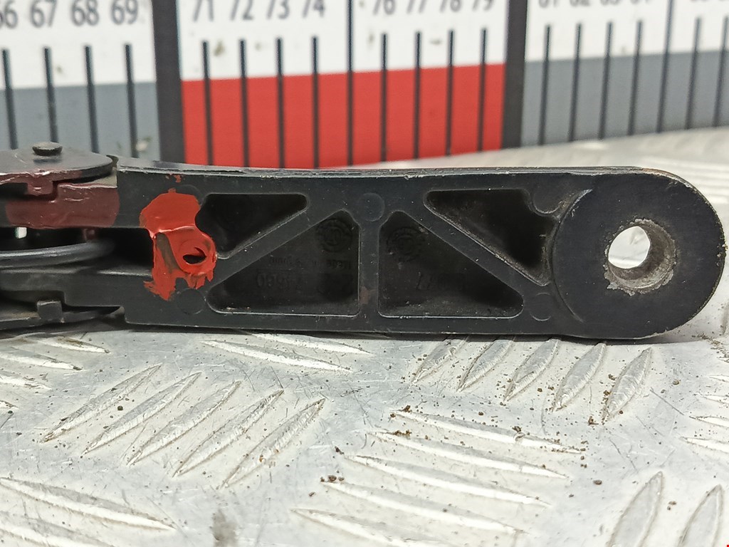 Поводок дворников передний левый/ правый VOLKSWAGEN Touran 2003-2010