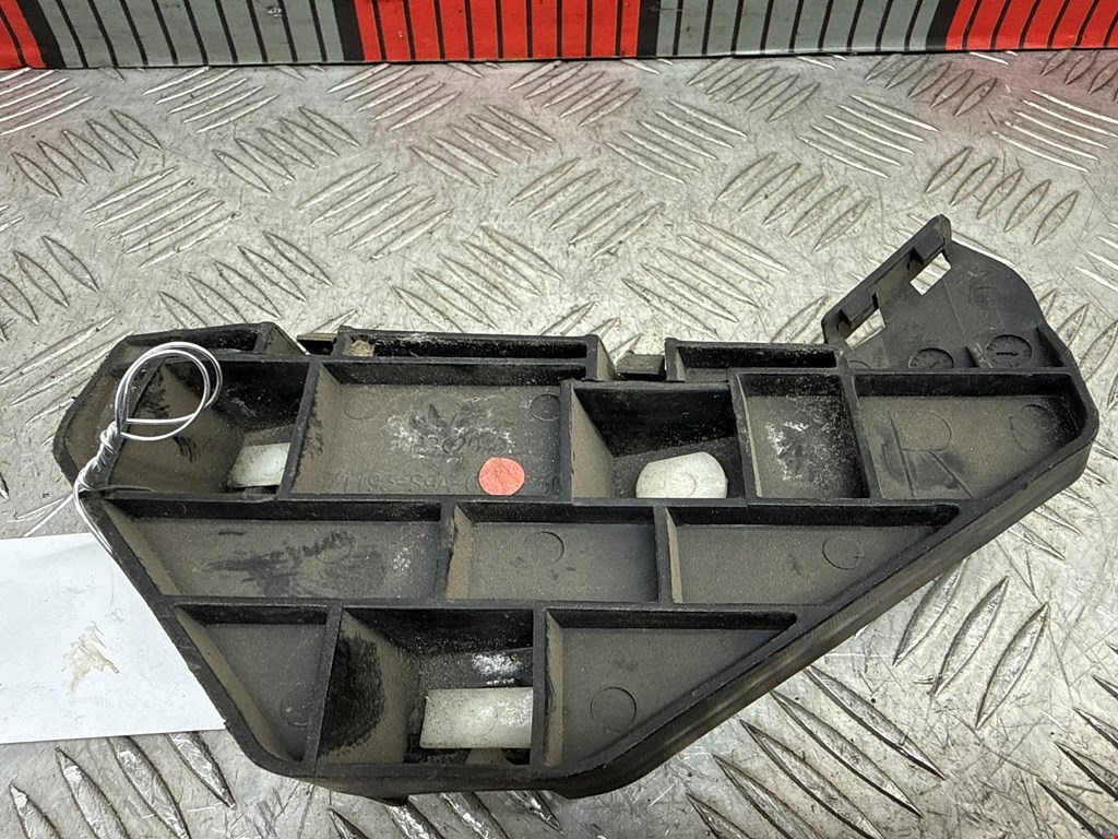 Кронштейн (крепление) переднего бампера правый Honda CR-V 2 (2001-2006)