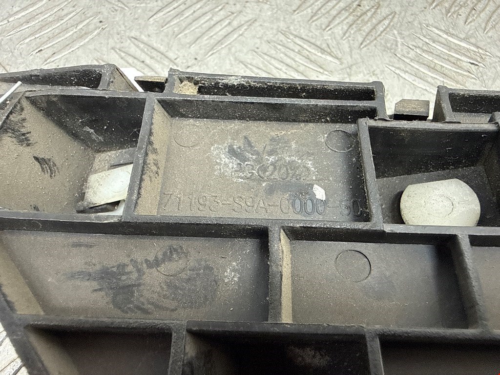 Кронштейн переднего бампера правый HONDA CR-V II 2002-2007