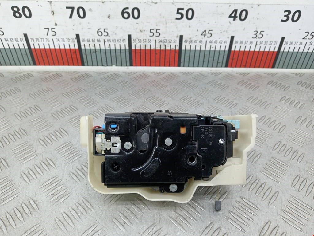 Замок двери передней правой VOLKSWAGEN Touran 2003-2010