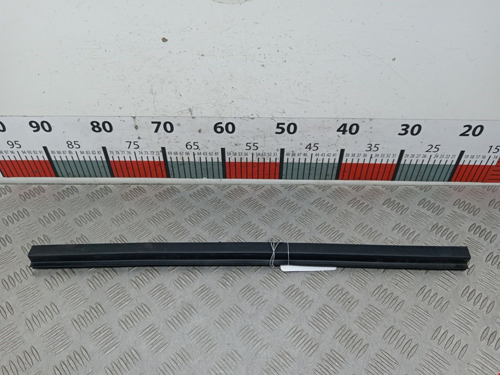 Уплотнитель (внутри) TESLA Model S I 2012-н.в.