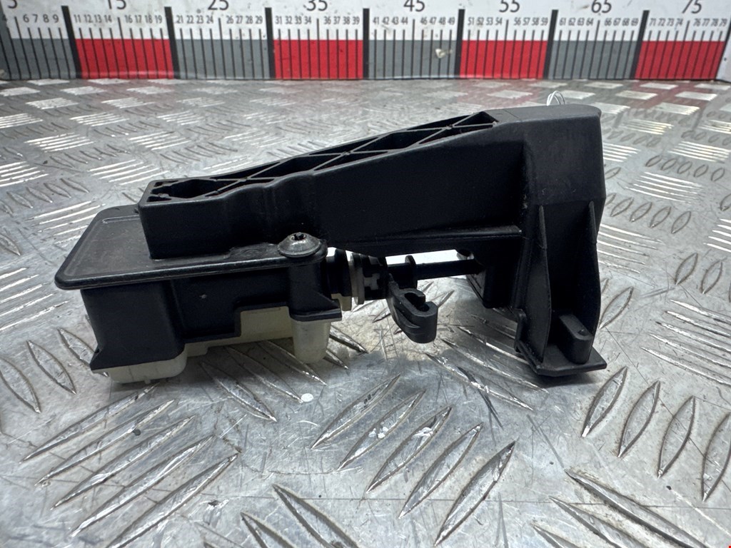 Сервопривод (электропривод моторчик привода) лючка бензобака Mercedes ML-Class (W164) (2005-2011)