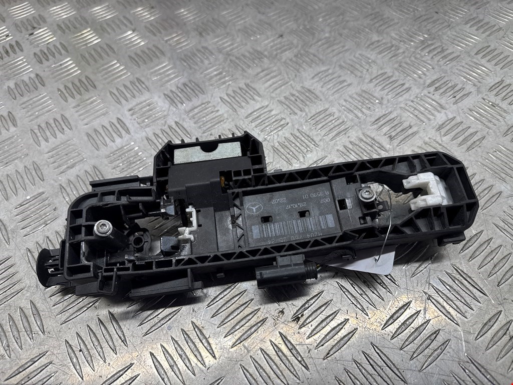 Кронштейн (держатель) ручки двери Mercedes E-Class (W212) (2009-2016)