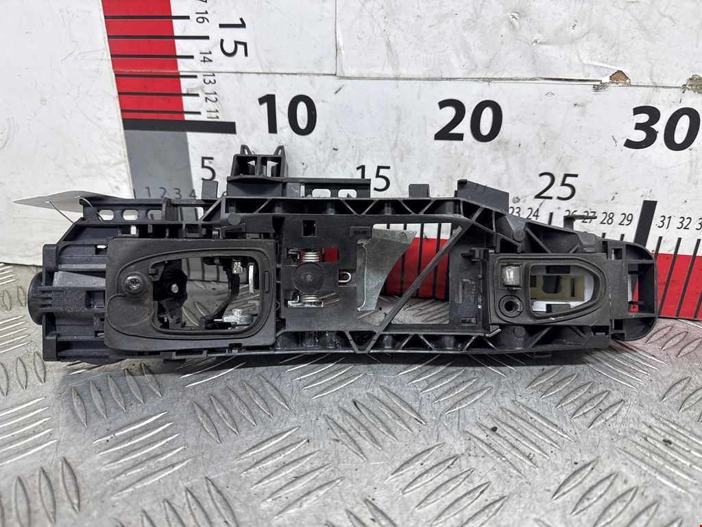 Кронштейн (держатель) ручки двери Mercedes C-Class (W205) (2014-2021)