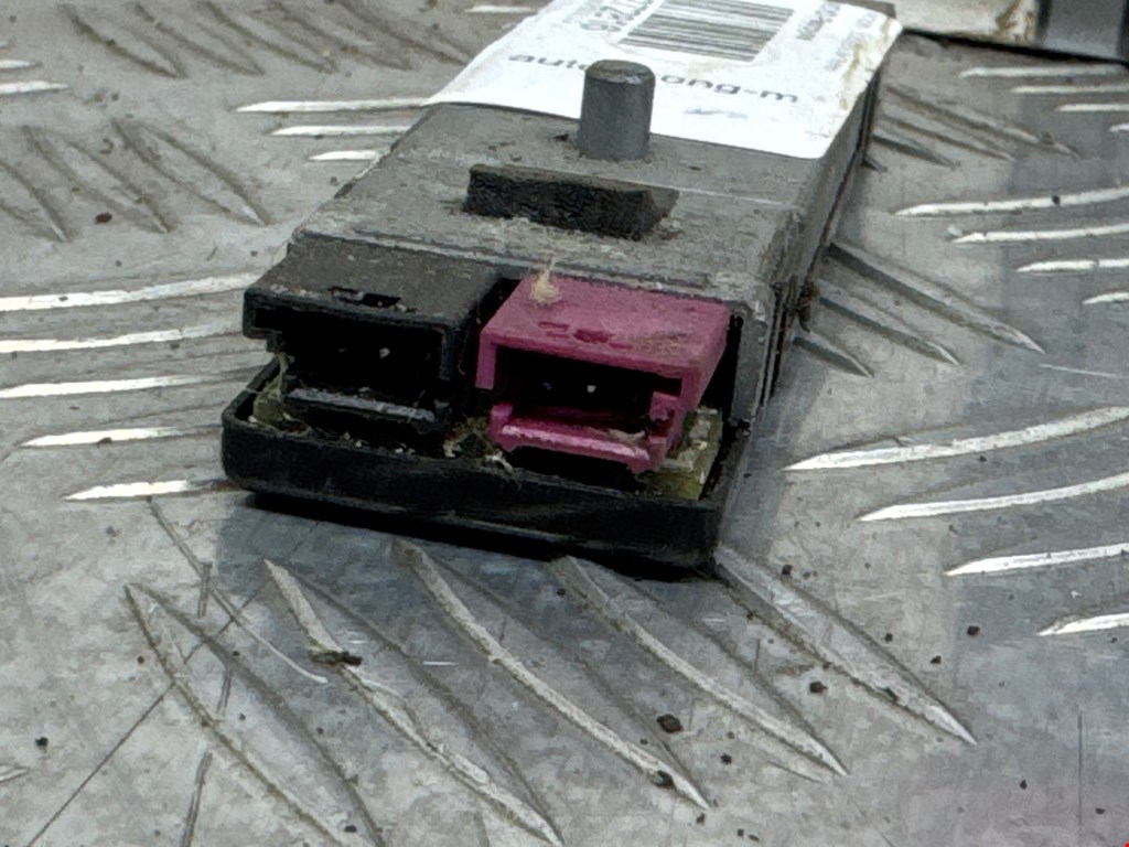 Усилитель антенны MERCEDES-BENZ E-Class W212, S212, C207 2009-2016