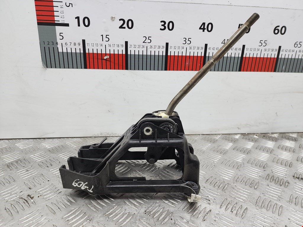 Кулиса (селектор) АКПП/МКПП в салоне TOYOTA Yaris 1999-2005