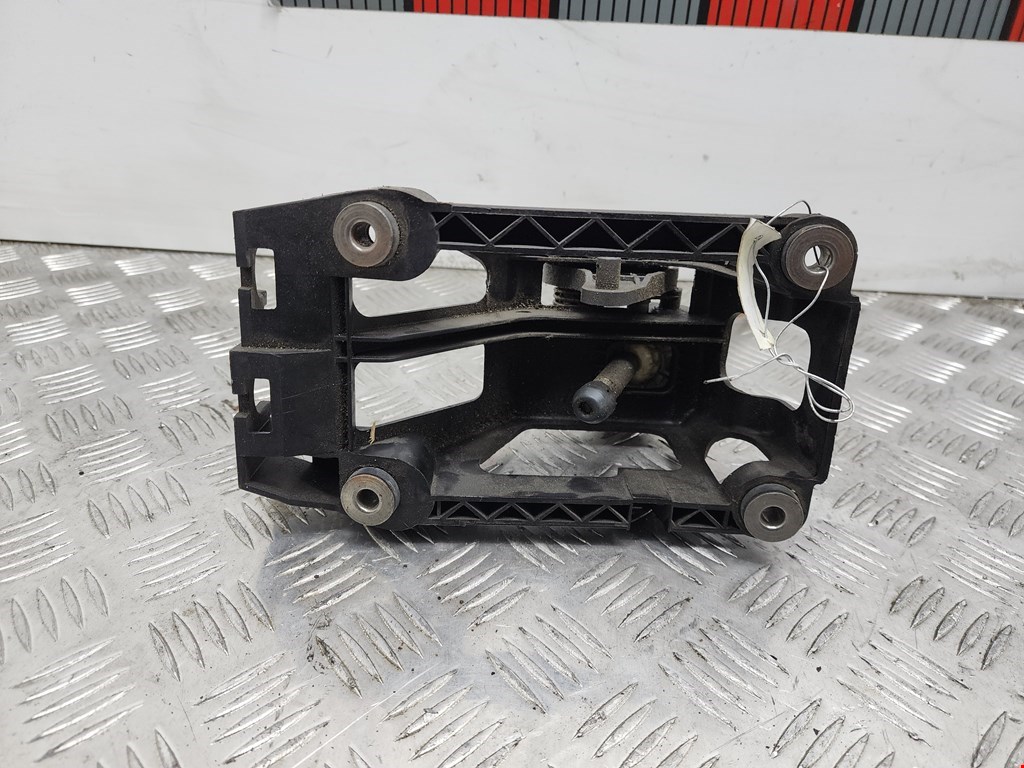 Кулиса (селектор) АКПП/МКПП в салоне TOYOTA Yaris 1999-2005