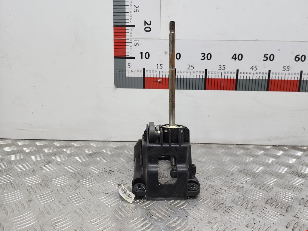 Кулиса (селектор) АКПП/МКПП в салоне TOYOTA Yaris 1999-2005