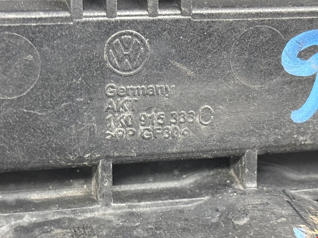 Крепление АКБ (корпус/подставка) VOLKSWAGEN Golf V 2003-2009