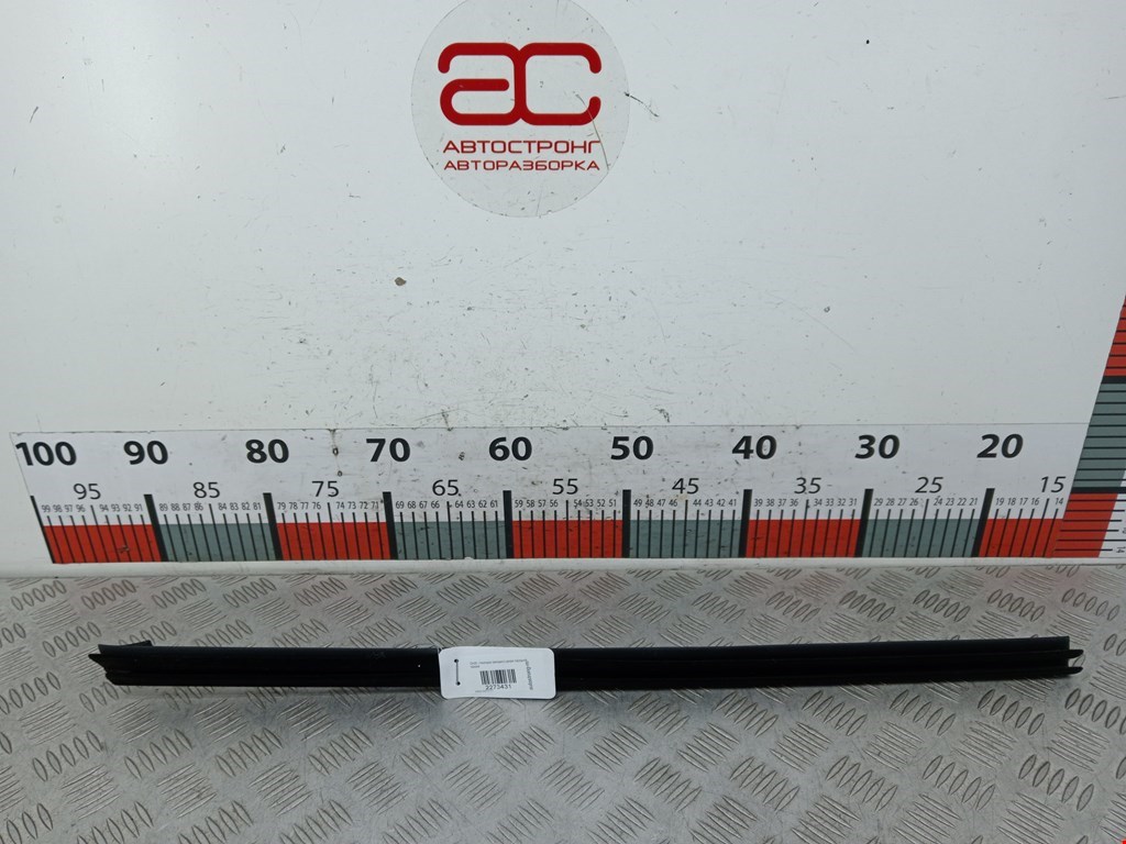 Накладка (молдинг) двери передней правой Infiniti QX70 (2013-2019)