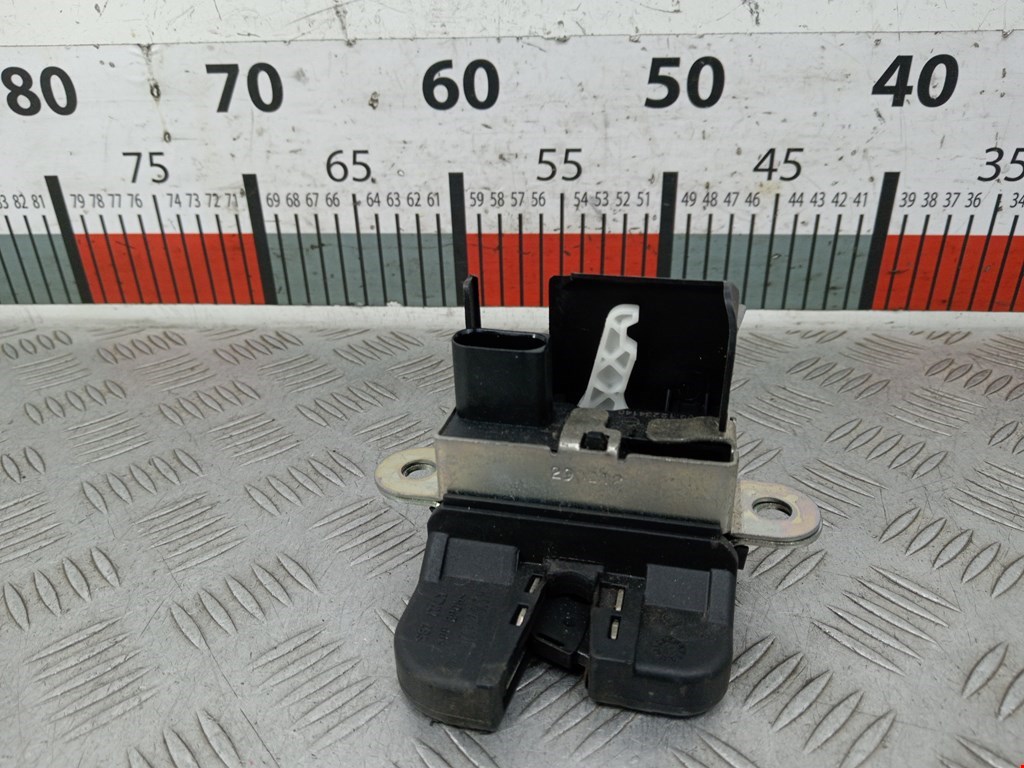 Замок багажника (крышки двери) VOLKSWAGEN Touran 2003-2010