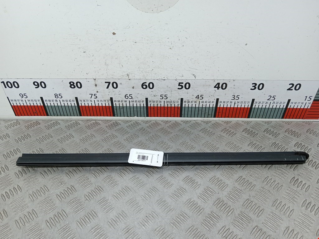 Накладка декоративная (молдинг) стекла двери задней правой Infiniti QX70 (2013-2019)