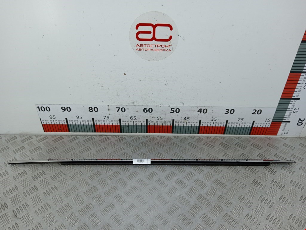 Накладка декоративная (молдинг) стекла двери задней правой Infiniti QX70 (2013-2019)