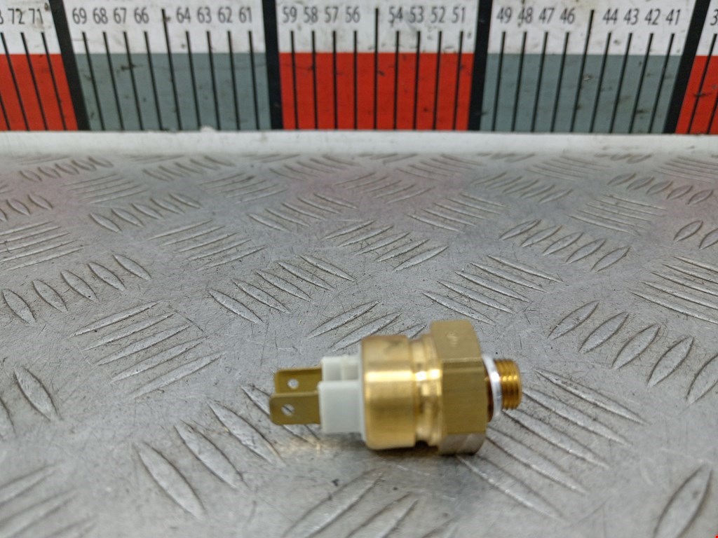 Датчик температуры (охлаждающей жидкости) AUDI A6 C4 1994-1997