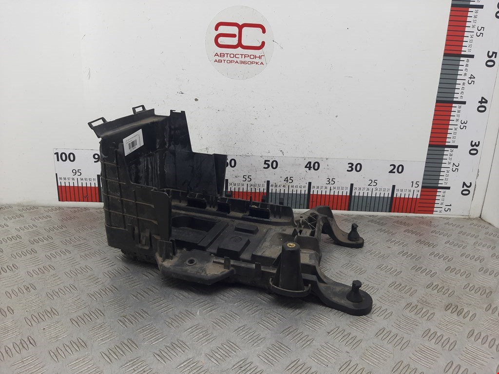 Крепление (корпус) аккумулятора Volkswagen Tiguan 1 (2007-2016)