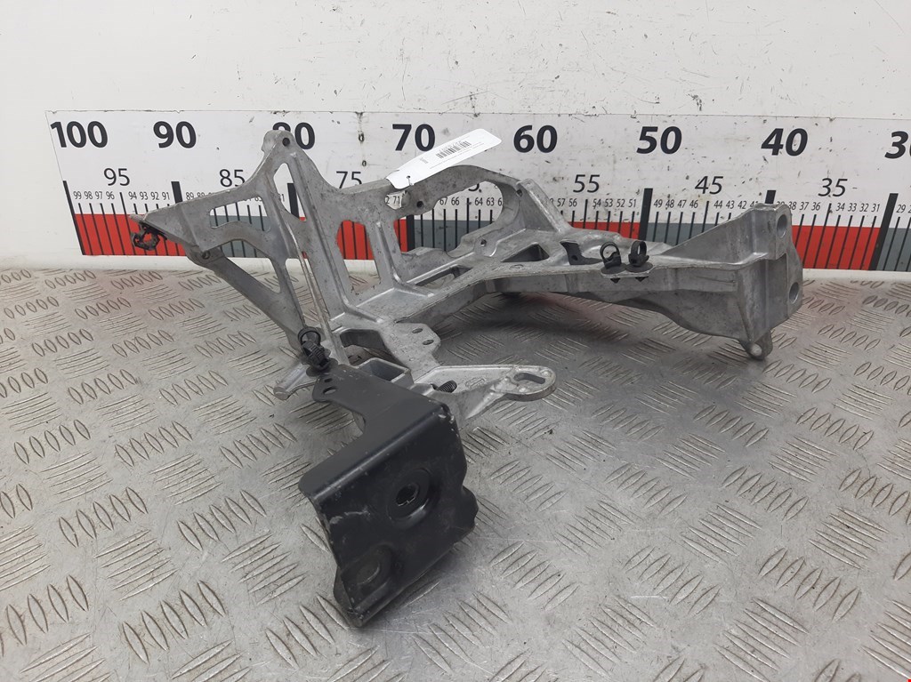 Кронштейн (крепление) радиатора Mercedes C-Class (W205) (2014-2021)